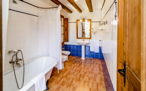 Baño en suite con bañera antigua